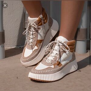 Dolce Vita High Top Sneaker size 9